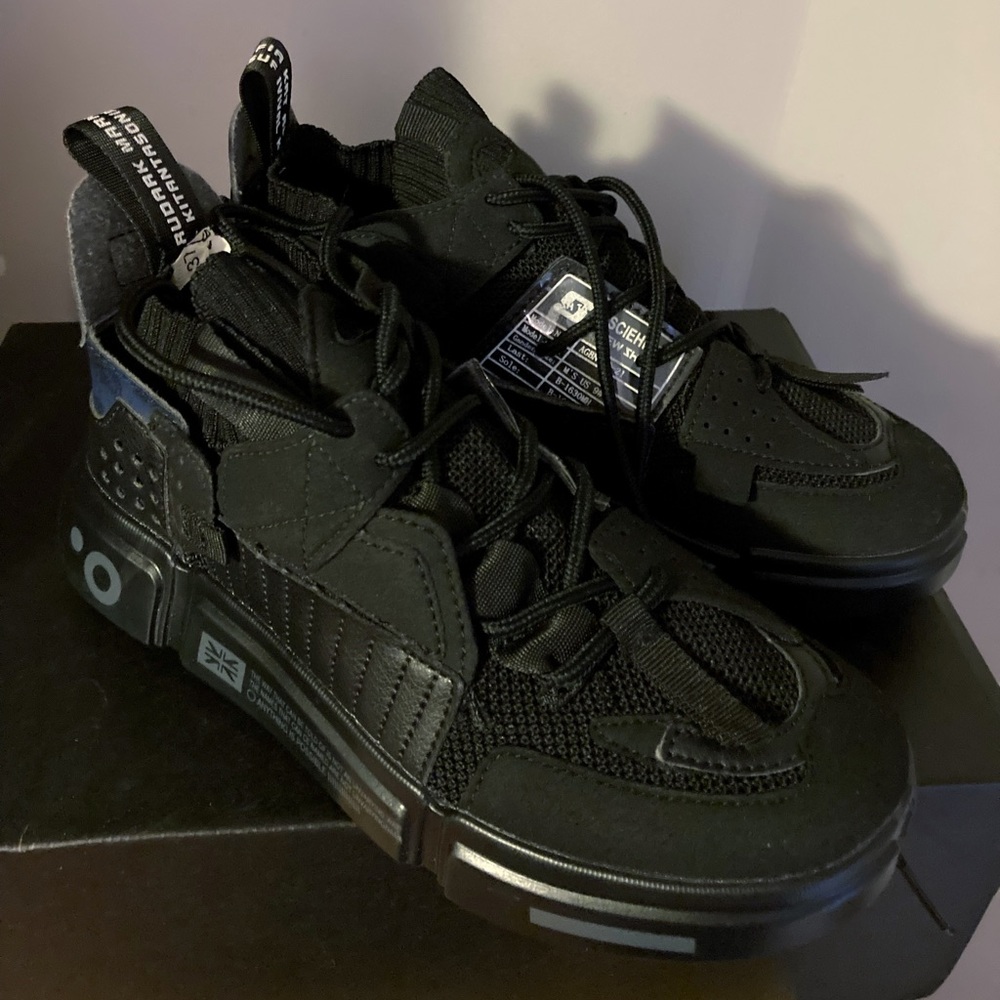 NEW in box. BASSO sneakers Women’s. Style: Flamboyant Sharp. Color: Blk. Size: 6